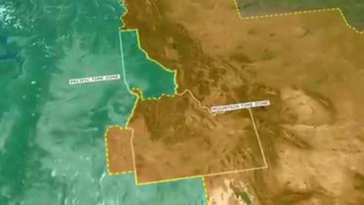 Map showing Idaho's unique division across both Pacific and Mountain time zones.